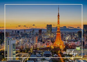 Bei dieser Skyline besteht Verwechslungsgefahr zu Paris, denn ein kleiner Eiffelturmartiger Turm ragt in mitten der Stadt aus dem Boden und wird in der Nacht auch noch sehr ähnlich bestrahlt. Der Sonnenuntergang färbt den Himmel in wunderschönen orange Tönen und die bunten lichter der Stadt bilden einen Lichterteppich über dem Panorama.