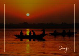 Ein unvergesslicher Moment ist auf jeden Fall eine Fahrt über den Ganges oder ein Abendlicher Spaziergang am Ufer entlang, denn der Sonnenuntergang in starken orange-rot Tönen wirkt über diesem riesigen Fluß fast wie am Meer. Die kleinen Fischerboote und Transportschiffschen tragen zu dieser Atmosphäre bei, da man nur noch die schwarzen Silouetten der einzelnen Menschen wahrnehmen kann.
