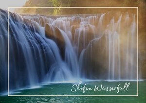 Das Shifen-Wasserfallbild zeigt einen mächtigen Schleier aus Wasser, der sich wie ein seidener Vorhang über die Felskante ergießt und unten in feinem Dunst zerfällt. Die goldenen Lichtreflexe und das sanfte Braun der Felsen geben der Szene etwas Warmes und fast Magisches, obwohl die Wassermassen voller Kraft wirken. Insgesamt entsteht der Eindruck eines lebendigen Naturmonuments, das gleichzeitig wild, beruhigend und sehr eindrucksvoll ist.