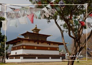 Auf dem Bild zu sehen ist die schöne und guterhaltende Klosterburg: Punakha Dzong, mit den typischen Goldelementen auf der Spitze und einem weiß braunen Unterbau, außerdem ist die Umgebung ausenrum mit Gebetsflaggen geschmückt, die in allen Farben flattern.