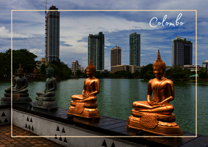 In Colombo, Sri Lanka stehen mehrere goldene Buddha-Statuen am Rand eines ruhigen Gewässers, während sich dahinter moderne Hochhäuser und hohe Stadtbauten erheben. Die Mischung aus religiösen Figuren, spiegelndem Wasser und urbaner Skyline zeigt gut, wie eng Tradition und Gegenwart hier beieinanderliegen. Im Vordergrund rahmt eine niedrige Mauer mit dekorativen Elementen die Szene ein und macht den Ort klar erkennbar.