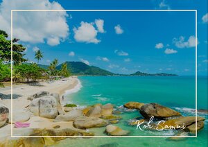 Koh Samui zeigt sich hier von seiner schönsten Seite: ein heller Strand, türkisfarbenes Wasser und üppig grüne Küstenlinien, die sich weich in das Bild einfügen. Das Meer glänzt in klaren Blautönen, während der weite Himmel mit seinen zarten Wolken der Szene eine ruhige, tropische Leichtigkeit gibt. Insgesamt wirkt der Ort warm, einladend und wie ein stiller Traum aus Sonne, Wasser und Natur.