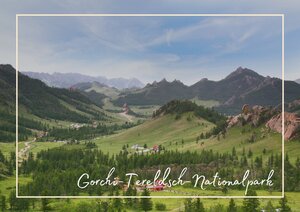 Der Gorkhi-Terelj-Nationalpark öffnet sich mit weitläufigen grünen Tälern und sanften Hügeln zwischen markanten Felsformationen. Berge rahmen die Landschaft ein, während die geschwungenen Wiesen im Vordergrund die Weite des Parks betonen.