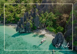 An einem kleinen Strand auf El Nido, Palawan trifft türkisfarbenes Wasser auf helle Felsen und dichtes Grün im Hintergrund. Die abgeschiedene Küste wirkt ruhig, tropisch und sehr einladend für einen abkühlenden Sprung ins Wasser.