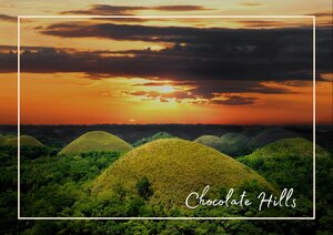 Die Chocolate Hills in Bohol leuchten im warmen Licht des Sonnenuntergangs, während sich der Himmel in kräftigen Orange- und Rottönen über die Landschaft legt. Die sanften Hügel wirken dadurch besonders ruhig und eindrucksvoll.