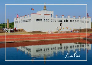 In Lumbini, Nepal erhebt sich der Maya Devi Temple in einer offenen, ruhigen Landschaft. Die weißen Fassaden spiegeln sich im Wasser davor, was der Szene eine feierliche und zugleich friedliche Stimmung verleiht.