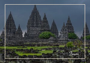 Der Prambanan Hindu Tempel fasziniert mit seiner flächenmäßigen Größe, es ist ein ganzes Areal voller Tempel und Stupas. Gebäude die mit ihrer grauen Fassade, den verschiedenen Schichten der Steine und ihrer Symmetrie ein ganz besonderes Bild schaffen. Auf diesem Bild, mit dem wolkigen Himmel sehen sie schon fast etwas mystisch und düster aus.