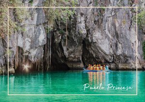 In Palawan, Philippinen schimmert das türkisfarbene Wasser ruhig zwischen hohen Felsen und dichtem tropischem Grün. Ein kleines Boot mit mehreren Personen liegt nahe am Ufer und macht die abgeschiedene Lagune noch greifbarer.