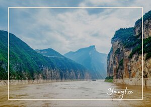 Eine Flußkreuzfahrt auf dem Yangtze ist wirklich eine Empfehlung, man fährt durch einzigartige Schluchten mit hohen Felswänden direkt neben dem Boot. Die Länge und Größe des Flusses ist auch nicht wirklich auf Bildern festzuhalten.