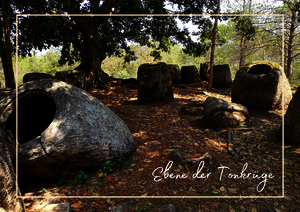 Bei den Plain of Jars stehen große, uralte Steingefäße verstreut unter Bäumen in einer offenen, trockenen Landschaft. Zwischen Licht und Schatten wirkt der Ort weit, ruhig und von Geschichte geprägt. Ein Spazioergang durch die Ebene lässt einen eine fast unzählbare Anzahl an Tonkrügen entdecken, man kann ja mal anfangen selber zu zählen.