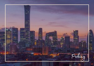Die Sky-Line von Peking in wunderschönen Farben, darunter lila, blau und rosa während dem Sonnenuntergang über der Stadt. Wolkenkratzer ragen in den Himmel und man erkennt im Horizont noch die letzten Strahlen der Sonne.