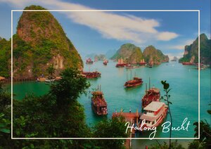 Die Ha Long Bucht ist hier in kräftigen Farben zu sehen: das Wasser schimmert in einem leuchtenden Türkis, während die steilen Kalksteinfelsen in satten Grüntönen aus dem Meer aufragen. Dazwischen liegen bauchige Holzdschunken und kleine Boote, die der weiten Landschaft einen stillen, traditionellen Akzent geben. Gerade das Zusammenspiel aus smaragdgrünem Wasser, zerklüfteten Felsformationen und sanftem Himmel macht die Bucht so weltberühmt und eindrucksvoll.