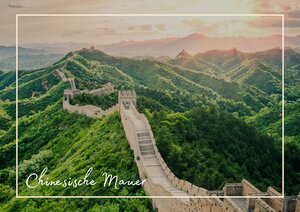 Umgeben mit einer grünen und weiten Natur, sticht die sich wie eine Schlange ziehende „chinesische Mauer“ besonders raus. Im Hintergrund sieht man das letzte Licht der Sonne hinter den Bergen untergehen und auf die Berge, Pflanzen und Region fallen die letzten Sonnenstrahlen.