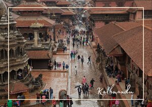 In den alten, engen und verwinkelten Gassen von Kathmandu, Nepal bewegen sich viele Menschen zwischen engen Häusern mit roten Dächern und traditionellen Fassaden. Die nasse Steinpflasterung und das geschäftige Treiben verleihen der Szene einen lebendigen, städtischen Charakter.