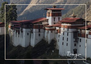 Der Trongsa Dzong türmt auf einem der Hügel in den spektakulären Berglandschaften und begeistert mit seiner Architektur und roten Ziegeldächern, die einen perfekten Kontrast zu der grünen Umgebung bieten 