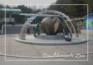 In der DMZ in Südkorea steht ein Erinnerungs- und Friedensmonument mit einem runden Zentrum und metallischen Bögen, die sich wie eine schützende Kuppel darüber wölben. Die klaren Linien, der helle Steinboden und die ruhige, offene Anlage geben dem Ort ein schlichtes, geordnetes Erscheinungsbild.