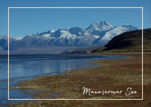 Der Manasarovar-See liegt hier still und weit ausgebreitet vor einer kargen Hochgebirgslandschaft, in der sich das Wasser wie ein heller Spiegel an den Ufern entlangzieht. Im Vordergrund verlaufen sanfte, braune Hänge, während dahinter schneebedeckte Berge den Horizont bilden und dem Bild eine klare Weite geben. Die ruhige Oberfläche und die offene Landschaft verleihen der Szene eine fast meditative Stimmung.