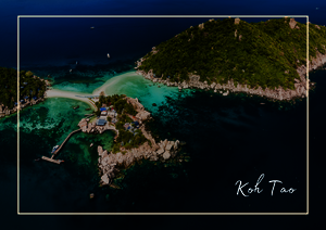 Koh Tao erscheint hier aus der Luft wie eine tropische Inselwelt aus zwei Farbbereichen: leuchtend türkis im flachen Wasser und tief dunkelblau im offenen Meer. Kleine Felseninseln und grüne Landzungen setzen ruhige Akzente und lassen die Bucht besonders klar und lebendig wirken. Die sanften Farbübergänge im Wasser geben dem Bild eine helle, fast schwebende Leichtigkeit.