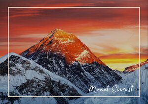 Der Mount Everest färbt sich im Licht des Sonnenuntergangs goldorange, während die schneebedeckten Hänge im unteren Bereich kühl und dunkel bleiben. Der Himmel leuchtet in kräftigen Rot-, Orange- und Gelbtönen und verleiht der Berglandschaft eine eindrucksvolle, ruhige Stimmung.