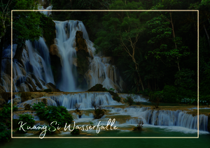 Der Kuang Si Wasserfall fällt in mehreren breiten Stufen über helle Felsen, umgeben von dichtem Grün und tropischer Vegetation. Das Wasser sammelt sich unten in klaren Becken, während sich die einzelnen Kaskaden durch den Wald ziehen.
