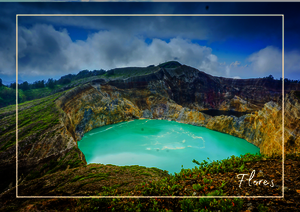 Ein Krater öffnet sich und anstelle von roter Lava bietet sich den Besuchern ein Blick auf einen strahlenden türkis-blauen See, der im Kraterinneren liegt. Auch die Aussicht von der „vulkanspitze“ ist einmalig, man kann fast die beiden enden der Insel sehen und schaut herab auf die grüne Regenwald ähnlich Landschaft und das Meer welches sich bis in die Ferne des Horizonts zieht.