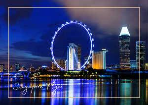 Die Singapore Flyer erhebt sich hell erleuchtet über die Skyline von Singapur und bildet zusammen mit den umliegenden Hochhäusern ein markantes Nachtpanorama. Im Wasser darunter ziehen sich die Lichter als lange Reflexionen nach unten und geben dem Bild eine ruhige, fast gläserne Tiefe. Durch das Zusammenspiel von Blau, Gold und Violett entsteht eine moderne und sehr eindrucksvolle Stadtszene.