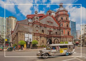 Mitten in Manila, Philippinen steht eine auffällige historische Kirche, deren rote und helle Fassaden sich klar vom modernen Stadtbild im Hintergrund abheben. Vor dem Gebäude fahren Autos vorbei, wodurch ein spannender Kontrast zwischen altem Bauwerk und lebendigem Großstadtverkehr entsteht.