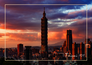 Taipei 101 ragt wie ein eleganter Turm aus dem Stadtbild empor und durchschneidet den Himmel mit seiner schlanken Silhouette. Rundherum leuchten die Hochhäuser im warmen Licht des Sonnenuntergangs, während der Himmel in zarten Rosa-, Gold- und Blautönen schimmert. So wirkt die Metropole zugleich modern, kraftvoll und fast feierlich still.