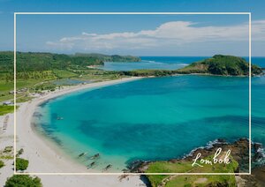 Auf dem Bild sieht man einen der längsten Strände Indonesiens in einer wunderschönen Türkisnen Farbe. Er zieht sich mondförmig gerundet mit seinen Sandstränden ewig entlang. Da möchte man doch sofort sein Handtuch hinlegen und sich sonnen.