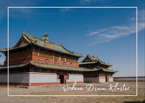 Das Erdene Dsuu Kloster zeigt ein historisches Gebäude mit farbigem Dach und weiß-roten Wänden unter einem klaren blauen Himmel. Die weite, offene Umgebung und die schlichte Landschaft lassen die Architektur besonders deutlich hervortreten.