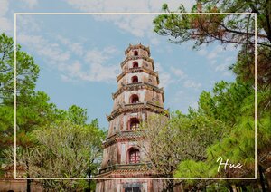 Hue zeigt hier seine ruhige, historische Seite: Der elegante Turm steigt aus dem Grün der Bäume auf und wirkt mit seinen geschwungenen Dächern fast wie ein Kunstwerk im Freien. Die hellen Mauern, das leise Wasser und der von Natur umrahmte Bau schaffen eine friedliche, traditionsreiche Atmosphäre. So bekommt Hue in diesem Bild einen stillen, würdevollen Charakter voller Charme und Geschichte.