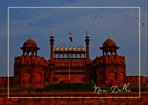 Zu sehen in das eindrucksvolle „rote Fort“ in Delhi, mit seiner sich von vorne bis hinten durchziehenden roten Wand und Dach Farbe, macht es schon einiges her. Das Tor ist gigantisch und natürlich auch in roten Steinen symmetrisch gebaut.