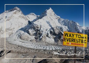 Die Nordseite des Mount Everest zeigt sich hier als gewaltige Wand aus Eis und Fels, deren scharfe Gipfel sich wie erstarrte Wellen gegen den tiefblauen Himmel stemmen. Im Vordergrund liegt eine karge, hell schimmernde Schneelandschaft, dazu ein gelbes Schild als kleiner menschlicher Hinweis inmitten der überwältigenden Größe. Die Szene wirkt kalt, klar und ehrfurchtgebietend, als würde die Bergeinsamkeit die ganze Landschaft still regieren.