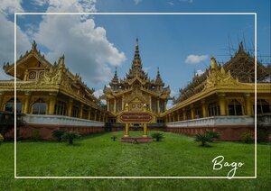 Zwischen einem gepflegten grünen Rasen und zwei goldenen Tempelbauten liegt die Tempelanlage in Bago in einer symmetrisch angelegten Hofanlage. Im Zentrum steht ein reich verzierter Turm, der die Gebäude zu einem eindrucksvollen Gesamtbild verbindet.