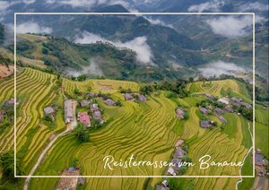 Über sanft geschwungene Reisfelder in Banaue, Philippinen zieht sich eine grüne Landschaft den Hang hinauf, während sich kleine Häuser harmonisch in die terrassierten Flächen einfügen. Im Hintergrund liegen Wolken und Berge über der Szenerie, wodurch das Bild eine weite, ruhige und naturverbundene Stimmung bekommt.