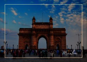 Das „Gateway of India“ auf einem immer gut besuchten Platz bietet nicht nur bei blauem Himmel einen wunderschönen Blick, sondern wird nachts auch noch schön durch viele Lampen beleuchtet. Nur seiner symmetrischen Architektur und dem hohen Torbogen passt er perfekt auf diesen Knotenpunkt in Mumbai.