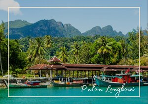 Der Pakse Jungle Resort liegt direkt am Wasser, umgeben von Palmen, dichtem Grün und einer weiten Bergkulisse im Hintergrund. Die Anlage verbindet tropische Landschaft mit ruhiger Lage am Fluss und wirkt dadurch offen und naturverbunden. Im Vordergrund spiegeln sich Wasser, Boote und die Uferzone, wodurch die Szene noch lebendiger und weitläufiger erscheint.
