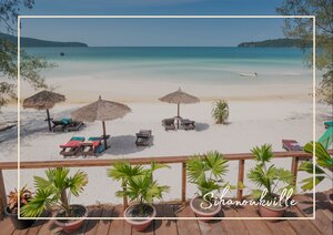 Ein Strandtag wie er im Bilderbuch steht. Mit Ausblick vom Strandhotel fotografiert, bietet sich ein unfassbarer Blick auf den weißen Sandstrand. Mit ein paar liegen und bunten Schirmen rundet es das Gesamtbild super ab und lädt zum entspannen ein.