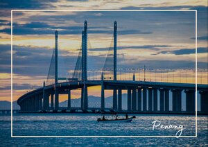 Die Bintan Bridge spannt sich weit über das Wasser und verbindet die Ufer mit ihrer langen, modernen Konstruktion. Im Abendlicht hebt sich die Brücke dunkel gegen den Himmel ab, während das Meer ruhig darunter liegt. Die hohen Pfeiler und die geschwungene Fahrbahn geben dem Bild eine klare, kraftvolle Linienführung.