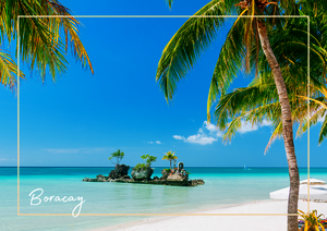 Ein weißer Sandstrand mit türkisblauem Wasser öffnet den Blick auf eine kleine, palmengesäumte Insel in der Ferne. Es ist ein Strand auf der Insel Boracay in den Philippinen, der mit seinem hellen Licht und der ruhigen, klaren Umgebung sofort Urlaubsgefühl auslöst.