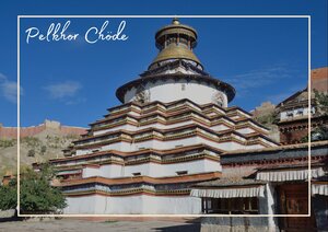 Pelkor Chöde erscheint hier als große, weiß getünchte Stupa mit gestuften Ebenen und einem goldenen Aufsatz, der sich klar gegen den blauen Himmel abhebt. Die umliegenden Klostergebäude schmiegen sich an den Hang und geben dem Bauwerk einen ruhigen, historischen Rahmen. So wirkt das Bild würdevoll, monumental und zugleich still in die Berglandschaft eingebettet.