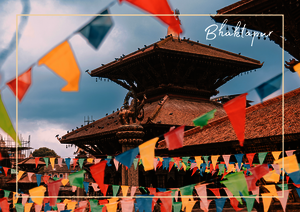Das Bild zeigt in Bhaktapur, Nepal einen historischen Tempel, der von bunten Gebetsfahnen umrahmt wird. Die kräftigen Farben der Fahnen setzen lebendige Akzente vor der traditionellen Architektur und verleihen der Szene eine feierliche, kulturell reiche Atmosphäre.