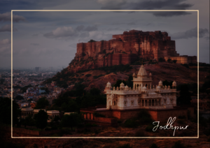 Die rüstigen Felsen die direkt vor der Stadt einen massiven Eindruck machen, sieht daneben ist der bekannte Mehrangarh Fort, mit seiner weiß goldenen Fassade hebt er sich sehr gut von dem rest der Umgebung ab. Die Stadt liegt dann direkt vor dem beeindruckendem Gebäude.