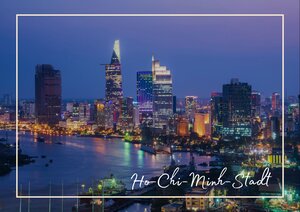 Ho-Chi-Minh-Stadt, das ehemalige Saigon, zeigt sich hier als glitzernde Metropole bei Nacht, in der die Hochhäuser rund um den Fluss in kühlem Blau und warmem Licht aufleuchten. Die Stadt wirkt lebendig und dicht gebaut, während sich die Lichter in der Wasserfläche darunter spiegeln und eine ruhige Gegenwelt schaffen. So entsteht ein moderner, dynamischer Eindruck von Ho-Chi-Minh-Stadt, der das frühere Saigon klar mitmeint.