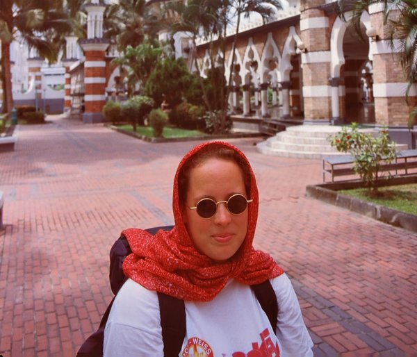 Andrea in einer Moschee in Malyasia