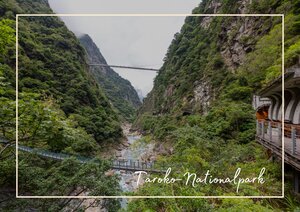 Zwischen zwei grünen Felswänden öffnet sich ein schmaler Canyon, durch den sich das Wasser wie ein stiller Faden seinen Weg bahnt. Links und rechts klammern sich die Berge dicht an das Tal, während eine Hängebrücke hoch über der Schlucht die Szene überspannt. Dadurch wirkt der Ort wild, tief und fast geheimnisvoll.