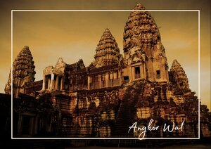 Angkor Wat, eine weitläufige Tempelanlage mit markanten Türmen und kunstvoll gestalteten Steinfassaden, erhebt sich vor einem warmen, goldenen Himmel. Die Aufnahme betont die beeindruckende Architektur und die historische Bedeutung des berühmten kambodschanischen Bauwerks.