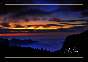 Über den dunklen Bergen von Alishan öffnet sich ein Himmel in sanftem Violett, tiefem Blau und leuchtendem Gold, als würde die Nacht langsam in den Tag übergehen. Die Wolken liegen wie zarte Schleier über den Gipfeln, während das erste Licht den Horizont in warme Streifen taucht. So wirkt der Sonnenaufgang ruhig, feierlich und voller stiller Weite.