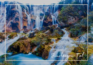 Hunderte kleine Wasserläufe in Türkisen Farben laufen die beeindruckende Felswand des Tales runter. Über Moose und Sträucher ebnet sich der Wasserfall den Weg nach unten bis zu den Dörfern im Tal.