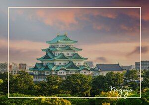 Ein wahres Paradies für Geschichtinteressierte, die verschiedenen Tempel und Burgen machen diesen Ort wirklich aus. Auf dem Bild zu erkennen ist die prächtige Burg Nagoya. Die mit ihren Bronze Dächern, die sich im Laufe der Zeit Türkis gefärbt haben und den goldenen Verzierungen, von den anderen deutlich hervor sticht. Die grünen Bäume und Büsche in der Umgebung außenrum rahmen die Burg wunderbar ein.